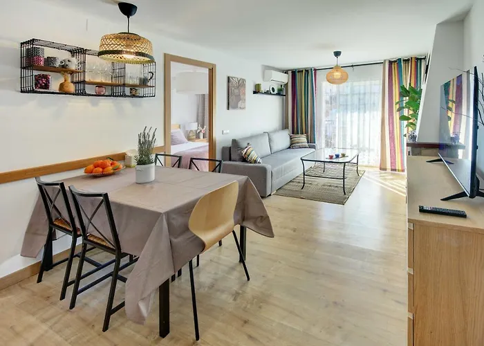 Pau Casals, 2 Min Walk From The Sea & Sea View Apartman Lloret de Mar