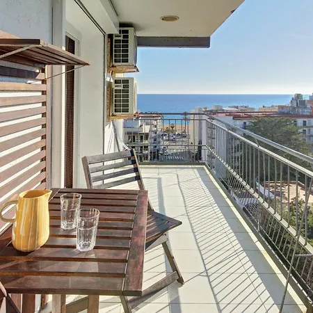 Pau Casals, 2 Min Walk From The Sea & Sea View Apartman *